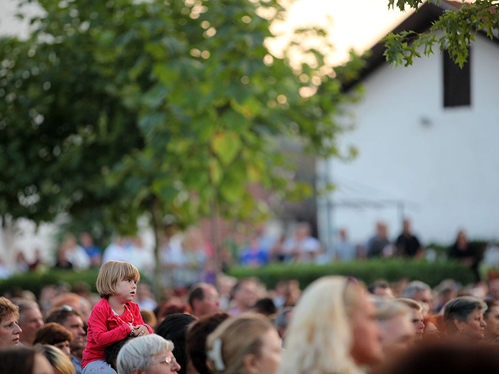 U Slavoniji je 5 općina u kojima se više rodi nego umire, a među njima je i Voćin, o čemu načelnik Predrag Filić kaže: (Su)financiranjem pratimo djecu od malih nogu do završetka fakulteta